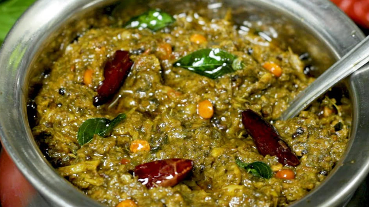 కావాల్సిన పదార్ధాలు : రెండు కట్టలు తోటకూర, నాలుగు పండు టమాటాలు, 100 గ్రాములు పండు మిర్చి,  10 వెల్లుల్లి రెబ్బలు, రుచికి సరిపడా ఉప్పు, 3 టేబుల్ స్పూన్స్  నిమ్మరసం, రెండు ఉల్లిపాయలు, కొత్తిమీరను తీసుకోవాలి.
