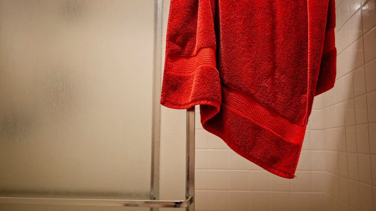 అందువల్ల మీరు సాధారణంగా ప్రతి 2 నుండి 3 సంవత్సరాలకు ఒకసారి మీ పాత బాత్ టవల్ను మార్చి కొత్తది కొనుగోలు చేయాలి. అలాగే మీరు ఉపయోగించే ఏదైనా టవల్ను గరిష్టంగా 5 సంవత్సరాలు ఉపయోగించాలి. ఇది మీ చర్మాన్ని సురక్షితంగా ఉంచుతుంది. ప్రతి ఉపయోగం తర్వాత తువ్వాళ్లను శుభ్రం చేయడం అవసరం లేకపోయినా స్నానం తువ్వాళ్లను సాధారణంగా 3 నుంచి 4 సార్లు ఉపయోగించిన తర్వాత ఉతకాలి. అలాగే చేతులు తుడుచుకోవడానికి ఉపయోగించే తువ్వాళ్లను తరచుగా ఉతుకుతూ ఉండాలి.