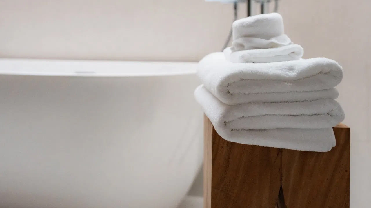 ఇంట్లో ఎవరైనా అనారోగ్యంతో ఉంటే, వారి తువ్వాళ్లను క్రమం తప్పకుండా ఉతకడం మర్చిపోకూడదు. జిమ్లో ఉపయోగించే తువ్వాళ్లను కూడా క్రమం తప్పకుండా ఉతకడం మంచిది. మీకు సున్నితమైన చర్మం ఉంటే, ప్రతి ఉపయోగం తర్వాత మీ తువ్వాళ్లను శుబ్రం చేస్తూ ఉండాలి.