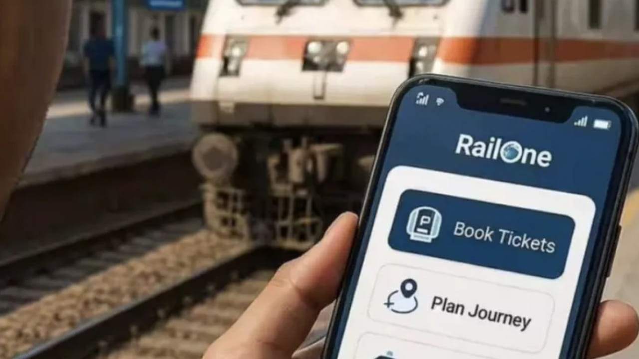 రద్దీ కారణంగా చాలామంది ముందుగానే రైళ్లల్లో అడ్వాన్స్ రిజర్వేషన్ చేసుకుంటూ ఉంటారు. కొన్ని కారణాల వల్ల చివరి నిమిషంలో ప్రయాణాన్ని రద్దు చేసుకుంటూ ఉంటారు. లేదా టికెట్ బుక్ చేసిన వ్యక్తి కాకుండా మిగతావారు ప్రయాణం చేస్తుంటారు. ఇలాంటి సమయంలో టికెట్‌ను వేరేవారి పేరు మీదకు ట్రాన్స్‌ఫర్ చేసే అవకాశం రైల్వేశాఖ కల్పిస్తోంది. అదెలా అనేది ఇందులో చూద్దాం.