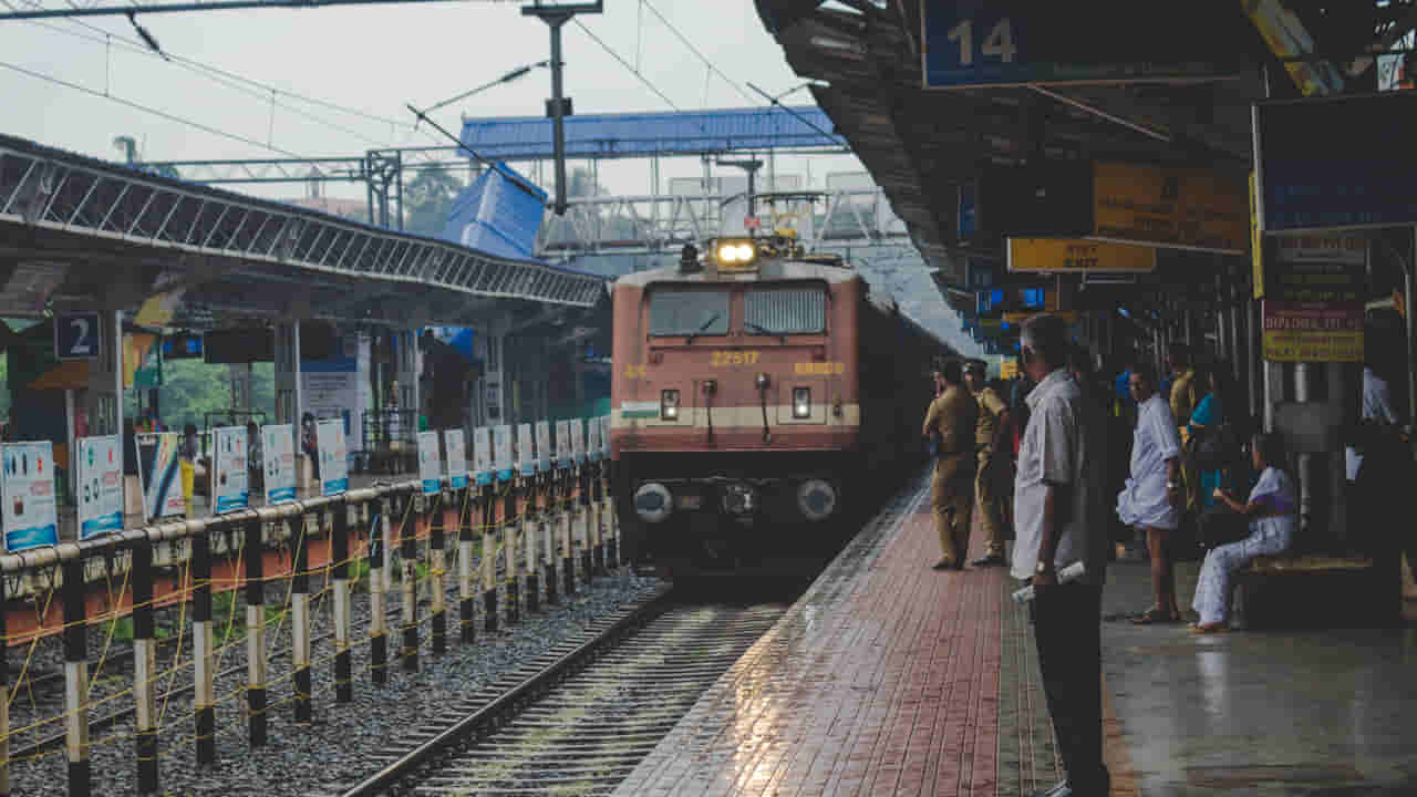 Indian Railways: ఈ ఒక్క ఆప్షన్ ఎంచుకుంటే ఖచ్చితంగా సీటు కన్ఫార్మ్.. ఆన్లైన్లో ట్రైన్ టికెట్ బుక్ చేసుకునేవారికి తెలియని సీక్రెట్..