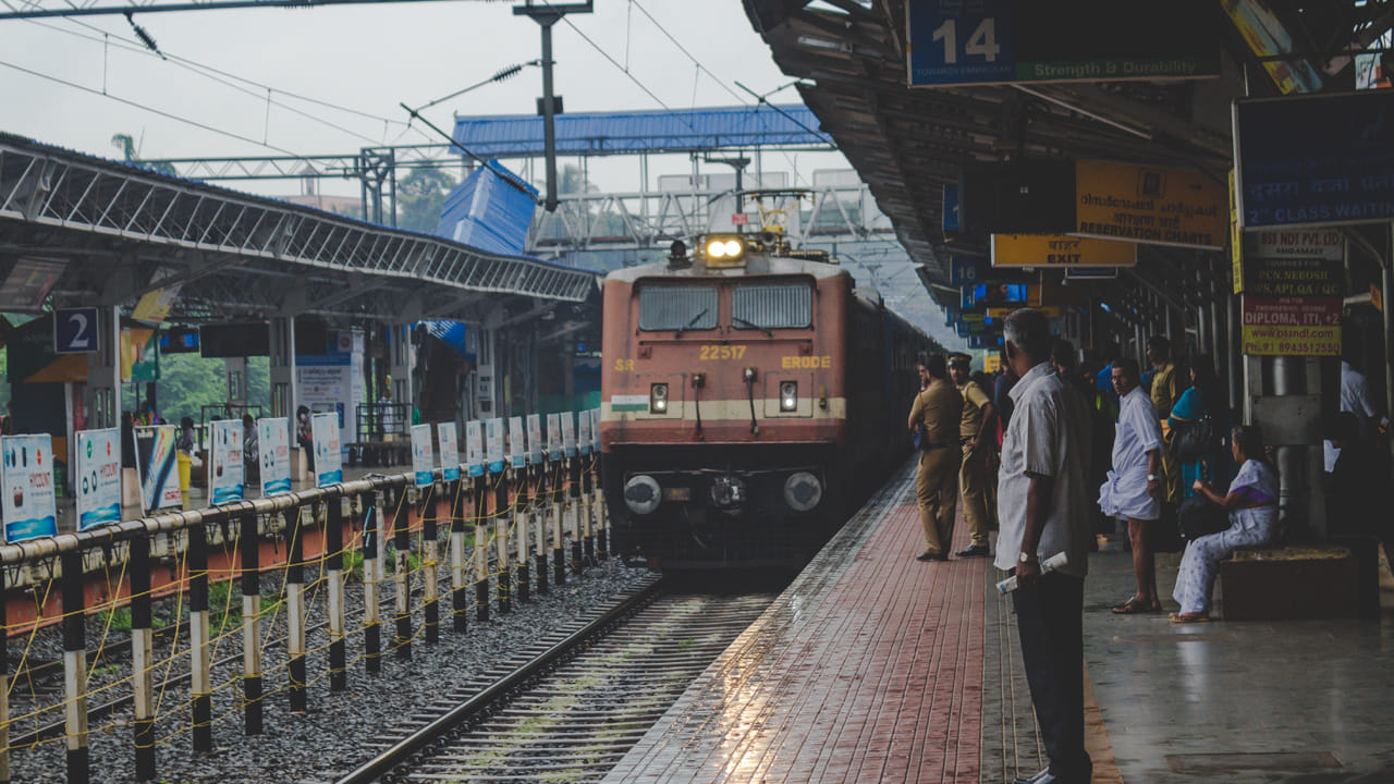 Indian Railways: ఈ ఒక్క ఆప్షన్ ఎంచుకుంటే ఖచ్చితంగా సీటు కన్ఫార్మ్.. ఆన్లైన్లో ట్రైన్ టికెట్ బుక్ చేసుకునేవారికి తెలియని సీక్రెట్..