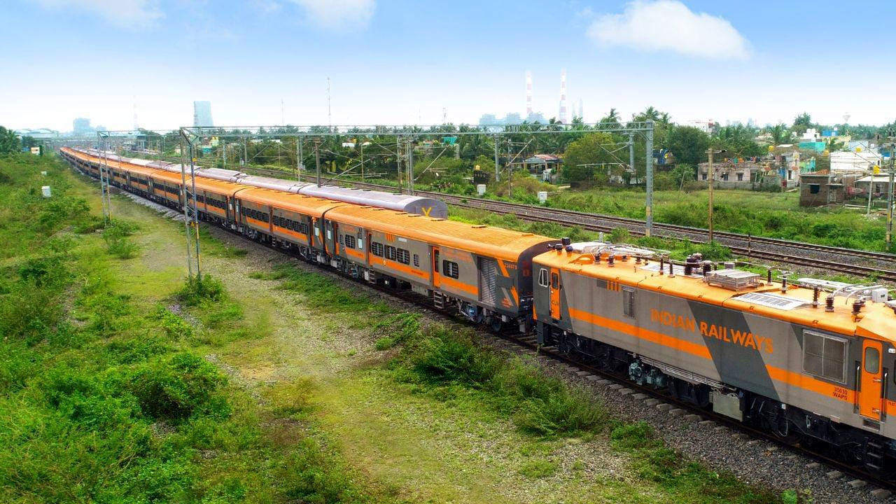 ఏప్రిల్ 1వ తేదీ నుంచి ఈ నిర్ణయం అమల్లోకి రానుంది.
విశాఖపట్నం-తిరుపతి(18505) రైలు ఏప్రిల్ 1వ తేదీ నుంచి ప్రతీ బుధవారం విశాఖలో రాత్రి 7 గంటలకు బయల్దేరి తర్వాతి రోజు ఉదయం 9.30 గంటలకు తిరుపతి రైల్వే స్టేషన్‌కు చేరుకుంటుంది. తిరుపతి-విశాఖపట్నం(18506) ఏప్రిల్ 2వ తేదీ నుంచి ప్రతీ గురువారం తిరుపతిలో రాత్రి 9.50 గంటలకు బయల్దేరి తర్వాతి రోజు మధ్యాహ్నం 1.30 గంటలకు విశాఖకు చేరుకుంటుంది. 
