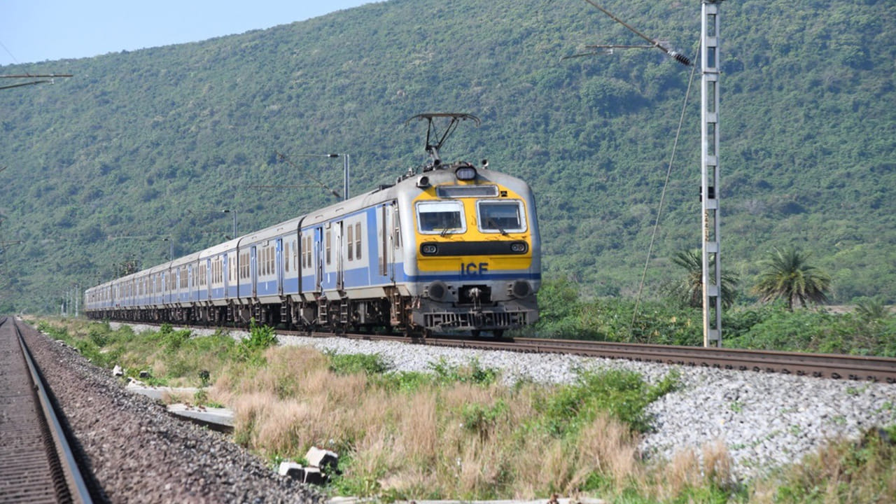 ఇక విశాఖపట్నం-చర్లపల్లి(18527) రైలు ఏప్రిల్ 3 నుంచి ప్రతీ శుక్రవారం సాయంత్రం 5.30 గంటలకు విశాఖలో బయల్దేరి తర్వాతి రోజు ఉదయం 8 గంటలకు చర్లపల్లికి చేరుకుంటుంది. ఇక చర్లపల్లి-విశాఖపట్నం(18528) రైలు మధ్యాహ్నం 2.30 గంటలకు చర్లపల్లిలో బయల్దేరి తర్వాతి రోజు ఉదయం 5.20 గంటలకు విశాఖకు చేరుకుంటుంది