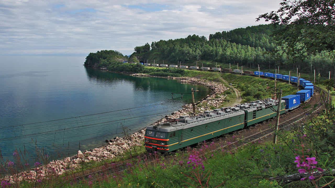 Trans Siberian Railway Russia -సైబీరీయన్ రైల్వే మార్గం: 9000 కిలోమీటర్ల పొడవు ఉన్న ట్రాన్స్ సైబీరీయన్ రైల్వే మార్గం మాస్కో నుండి వ్లాదివోస్టాక్ మధ్య ఉంది. రష్యాలోని అందమైన ప్రకృతి దృశ్యాలను ఆస్వాదిస్తూ ఈ మార్గంలో ప్రయాణం చేయవచ్చు. ప్రపంచంలోనే అతి పొడవైన రైలు మార్గంగా ప్రసిద్ధి చెందిన ట్రాన్స్-సైబీరియన్ రైల్వే, రష్యా లో ప్రారంభమై మోస్కో నుండి వ్లాదివోస్తోక్ వరకు సుమారు 9,289 కిలోమీటర్లు ప్రయాణిస్తుంది. సుమారు 7–8 రోజుల్లో పూర్తి అయ్యే ఈ రైలు మార్గం సైబీరీయన్ అడవులు, పర్వత శ్రేణులు, నదులు, సరస్సులు వంటి ప్రకృతి అందాలను నేరుగా చూపిస్తుంది. ప్రయాణికులు రష్యా వివిధ ప్రాంతాల సాంస్కృతిక సంప్రదాయాలను కూడా అనుభవించగలరు. ఫోటోగ్రఫీ, అడ్వెంచర్ మరియు గ్లోబల్ ట్రావెల్ ప్రేమికులకు ఈ రైలు ప్రయాణం ఒక కలలైన అనుభవంగా ఉంటుంది. ప్రతి సీజన్లో విభిన్న దృశ్యాలు, వాతావరణం కొత్త రంజకాన్ని ఇస్తుంది, ఇది ప్రపంచంలోని ట్రావెలర్లను ఆకర్షిస్తుంది.