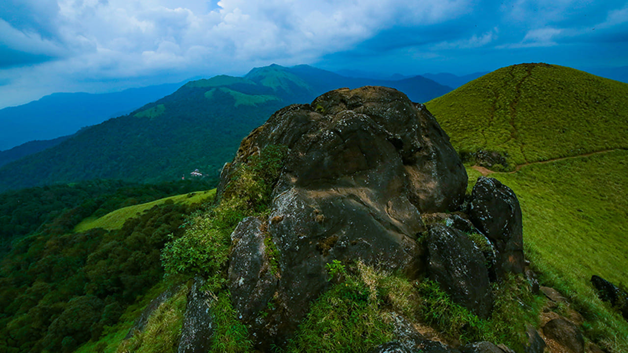 హంపి కర్ణాటక : అందమైన కొండలు పచ్చటి ప్రకృతి , రాజభవనాలు, ఆలయాలు , స్వచ్ఛమైన గాలి మధ్య ఆనందంగా నాలుగు రోజులు గడపాలి అనుకునే వారికి హంపి చాలా బెస్ట్ ప్లేస్ అని చెప్పాలి. అంతే కాకుండా భారత దేశంలో సందర్శించాల్సిన అద్భుతమైన ప్రదేశం. అందుకే టూర్ ప్లాన్ చేసే వారు తప్పకుండా హంపి వెళ్లాల్సిందే అంటున్నారు నిపుణులు.
