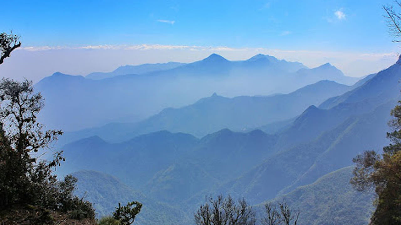 కొడైకనాల్ , తమిళనాడు : అందమైన జలపాతాలు, స్వచ్ఛమైన సరస్సులు, పచ్చని ప్రకృతి, ఎత్తైన కొండలు, ఇక్కడి ప్రదేశం గురించి ఎంత చెప్పినా తక్కువే. ఏప్రిల్ నెలలో ఇక్కడ చాలా ప్రశాతంగా, చల్లగా ఉంటుంది. అంతే కాకుండా సమ్మర్‌లో పిల్లలతో ఈ ప్రదేశాలకు వెళితే ఆనందంగా ఎంజాయ్ చేయవచ్చును.