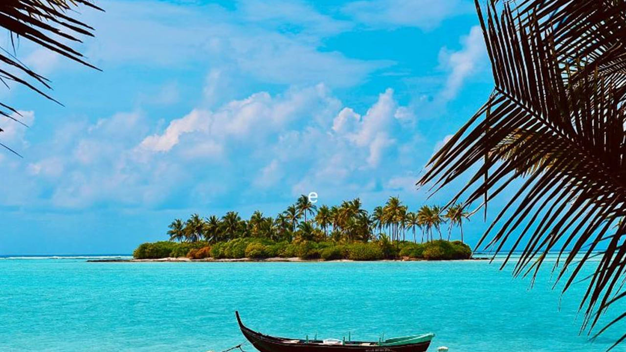 లక్షద్వీప్ : ఎండ వేడి నుంచి తప్పించుకొని, బీచ్‌లో ఎంజాయ్ చేస్తూ, కొబ్బరి చెట్ల కింద ఏకాంతంగా , చీచ్ తీరాలను చూస్తూ ఆనందంగా గడపాలి అనుకునేవారికి లక్షద్వీప్ బెస్ట్ అని చెప్పవచ్చు. ఇది అందమైన బీచ్‌లకు నిలయం. ఇక్కడి ప్రదేశం ప్రతి ఒక్కరికీ చాలా సులభంగా నచ్చుతుంది.