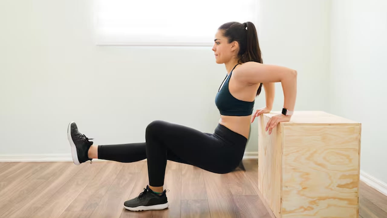 ట్రైసెప్ డిప్స్ (Tricep Dips): ఒక కుర్చీ లేదా మంచం అంచున చేతులు ఉంచి, కాళ్లను ముందుకు చాపి శరీరాన్ని కిందకు దించి మళ్ళీ పైకి లేపాలి. ఇది చేతుల వెనుక భాగంలో ఉన్న కొవ్వును (Bat wings) తగ్గించడానికి బాగా పనిచేస్తుంది.