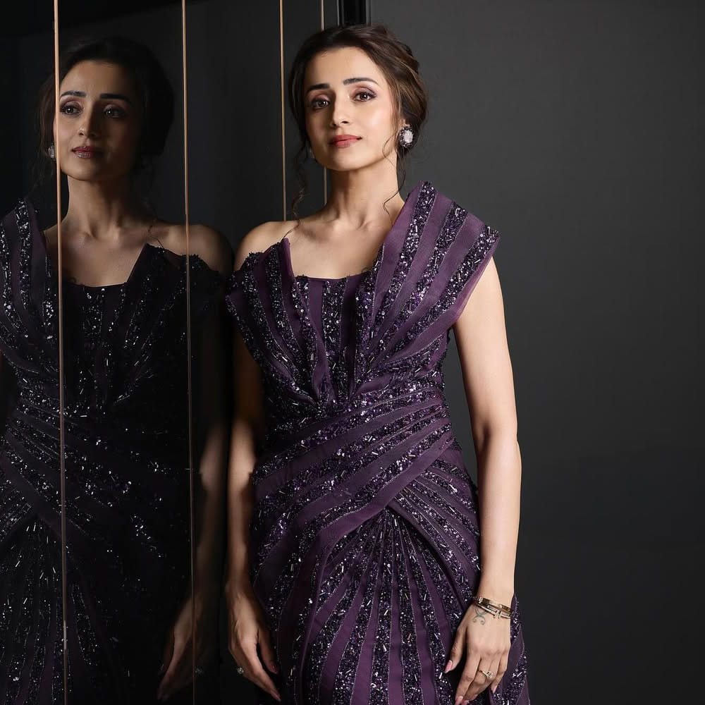 కోలీవుడ్ స్టార్ హీరో విజయ్ దళపతి నుంచి విడాకులు కావాలంటూ ఆయన భార్య సంగీత చెంగల్ ఫ్యామిలీ కోర్టును ఆశ్రయించింది. తన భర్తకు మరో నటితో ఎఫైర్ ఉందంటూ ఆమె దాఖలు చేసిన పిటిషన్ లో పేర్కొన్నట్లు వార్తలు వినిపిస్తున్నాయి. దీంతో ఆ నటి త్రిష అంటూ నెట్టింట ప్రచారం జోరందుకుంది. 