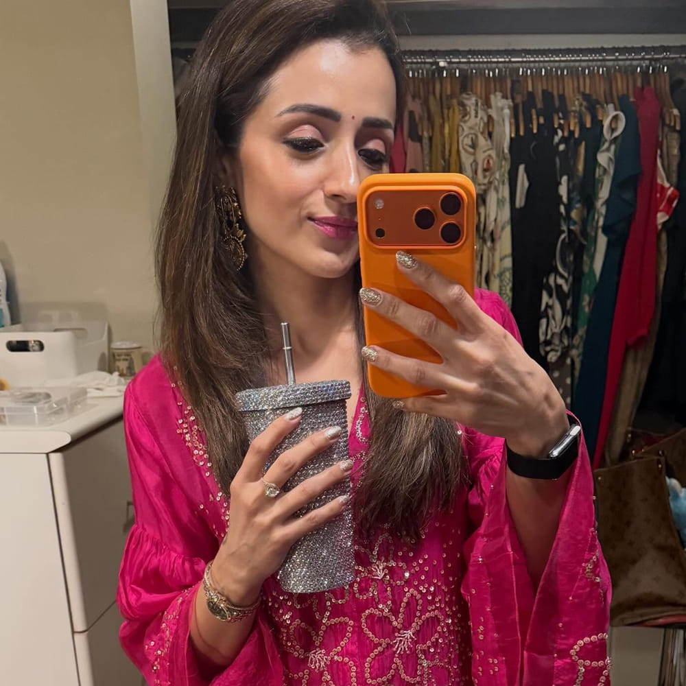 త్రిష చెన్నైలోని ఫేమస్ ఎత్తిరాజ్ ఉమెన్స్ కాలేజీలో బ్యాచిలర్ ఆఫ్ బిజినెస్ అడ్మినిస్ట్రేషన్  పూర్తి చేసింది. అయితే మొదట్లో ఆమెకు సినిమా గ్లామర్ ప్రపంచం మీద ఏమాత్రం ఆసక్తి ఉండేది కాదు. ఈ క్రమంలోనే ఆమె క్రిమినల్ సైకాలజిస్ట్  అవ్వాలనుకుందట.