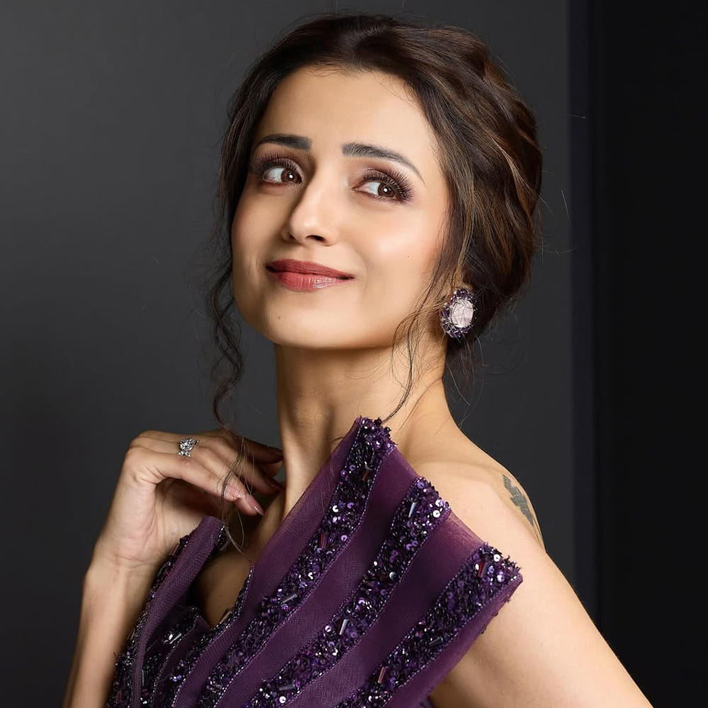 సౌత్ ఇండస్ట్రీలో త్రిష గురించి ప్రత్యేకంగా చెప్పక్కర్లేదు. దాదాపు 2 దశాబ్దాలుగా సినీరంగంలో చక్రం తిప్పుతుంది. ఇప్పుడు చేతినిండా సినిమాలతో బిజీగా ఉంది. ఈ క్రమంలో తాజాగా ఆమె పేరు సోషల్ మీడియాలో మారుమోగుతుంది. అందుకు కారణం విజయ్, సంగీత విడాకులు తీసుకోవడమే. 