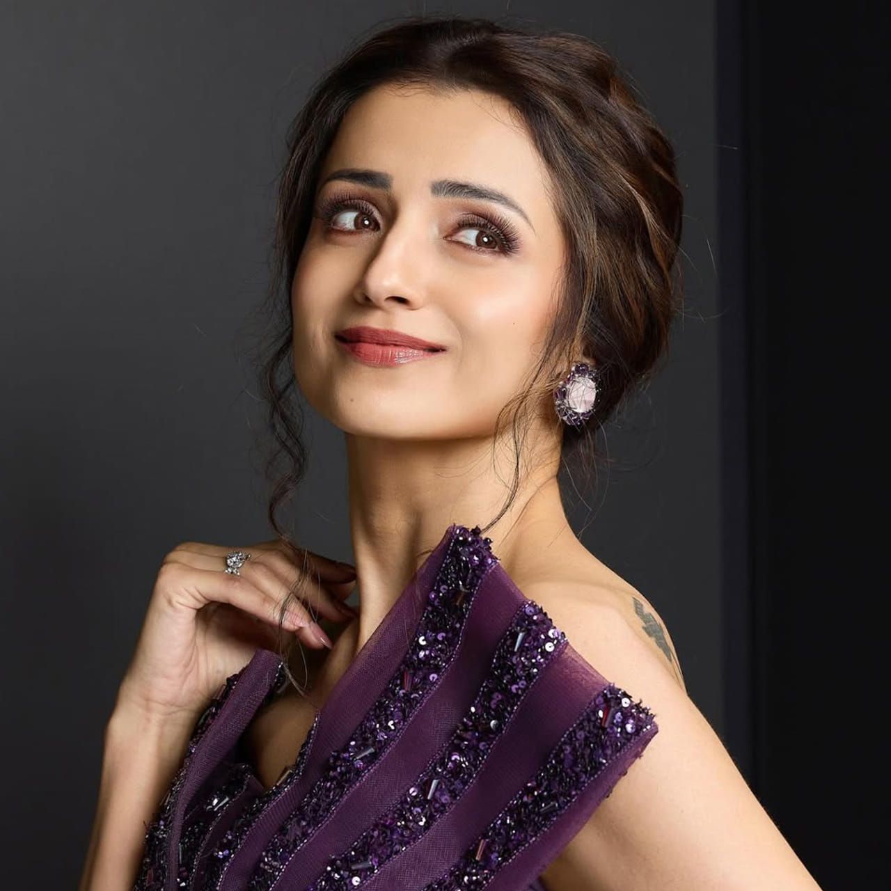 సౌత్ ఇండస్ట్రీలో త్రిష గురించి ప్రత్యేకంగా చెప్పక్కర్లేదు. దాదాపు 2 దశాబ్దాలుగా సినీరంగంలో చక్రం తిప్పుతుంది. ఇప్పుడు చేతినిండా సినిమాలతో బిజీగా ఉంది. ఈ క్రమంలో తాజాగా ఆమె పేరు సోషల్ మీడియాలో మారుమోగుతుంది. అందుకు కారణం విజయ్, సంగీత విడాకులు తీసుకోవడమే. 