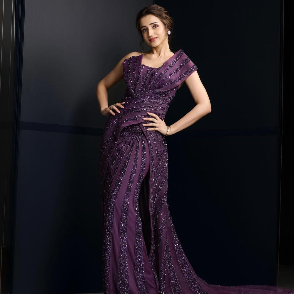 ఈ క్రమంలోనే త్రిష గురించి.. ఆమె పర్సనల్ లైఫ్ గురించి తెగ సెర్చ్ చేస్తున్నారు నెటిజన్స్.  1999లో జోడి సినిమాతో తమిళ సినీరంగంలోకి అరంగేట్రం చేసింది. ఆ తర్వాత 2004లో ప్రభాస్ సరసన వర్షం మూవీతో బ్లాక్ బస్టర్ హిట్ అందుకుంది. ఈ మూవీ త్రిష కెరీర్ ను మలుపు తిప్పింది. 