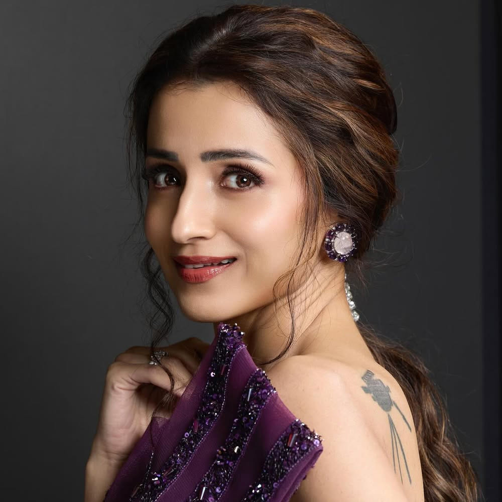 తెలుగు, తమిళం, కన్నడ, మలయాళం భాషలలో వరుస హిట్స్ అందుకుంది. ఇప్పటికీ నాలుగు పదుల వయసులోనూ వరుస సినిమాలతో మెప్పిస్తుంది. ప్రస్తుతం త్రిష ఒక్కో సినిమాకు రూ.3 కోట్లకు పైగా తీసుకుంటుందట. అలాగే విజయ్ జోడిగా నటించిన లియో చిత్రానికి రూ.5 కోట్లు తీసుకుందని సమాచారం. 