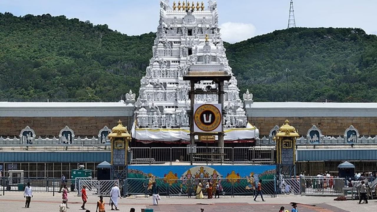 Tirumala: శ్రీవారి భక్తులకు ముఖ్య గమనిక.. ఆ రెండు రోజులు SED టోకెన్ల జారీ, VIP దర్శనాలు రద్దు!