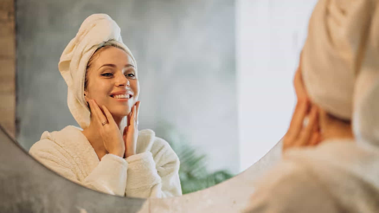 డ్రై స్కిన్ కోసం (For Dry Skin): మీది పొడి చర్మం అయితే, తులసి పేస్ట్లో ఒక చెంచా తేనె కలపండి. తులసి చర్మాన్ని శుభ్రపరిస్తే, తేనె సహజ సిద్ధమైన మాయిశ్చరైజర్లా పనిచేసి చర్మాన్ని మృదువుగా ఉంచుతుంది.