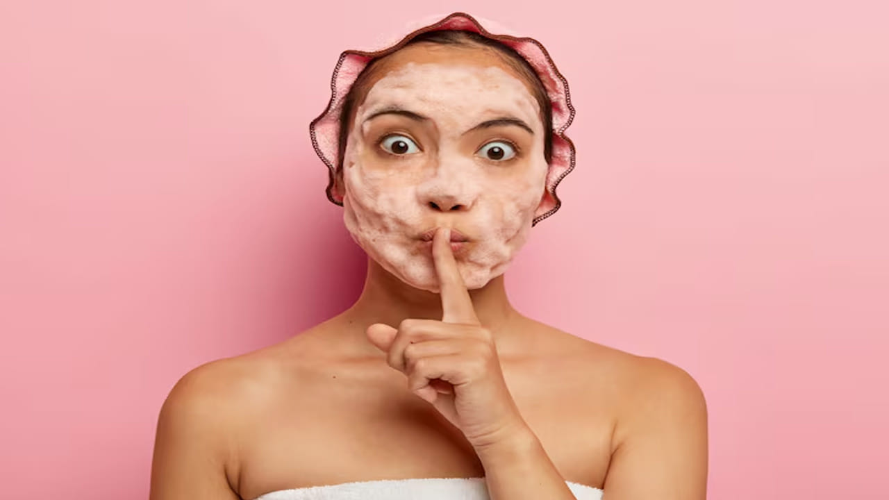 మొటిమల నివారణకు (For Acne): తులసిలో ఉండే యాంటీ సెప్టిక్ గుణాలు మొటిమలను కలిగించే బ్యాక్టీరియాను నాశనం చేస్తాయి. తులసి ఆకుల పేస్ట్లో కొద్దిగా వేప పొడి మరియు రోజ్ వాటర్ కలిపి మొటిమలు ఉన్న చోట రాయాలి. 15 నిమిషాల తర్వాత కడిగేస్తే మొటిమలు తగ్గి, చర్మం శుభ్రపడుతుంది.