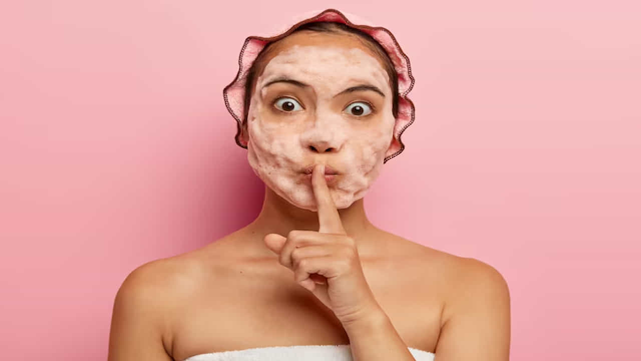 మొటిమల నివారణకు (For Acne): తులసిలో ఉండే యాంటీ సెప్టిక్ గుణాలు మొటిమలను కలిగించే బ్యాక్టీరియాను నాశనం చేస్తాయి. తులసి ఆకుల పేస్ట్లో కొద్దిగా వేప పొడి మరియు రోజ్ వాటర్ కలిపి మొటిమలు ఉన్న చోట రాయాలి. 15 నిమిషాల తర్వాత కడిగేస్తే మొటిమలు తగ్గి, చర్మం శుభ్రపడుతుంది.