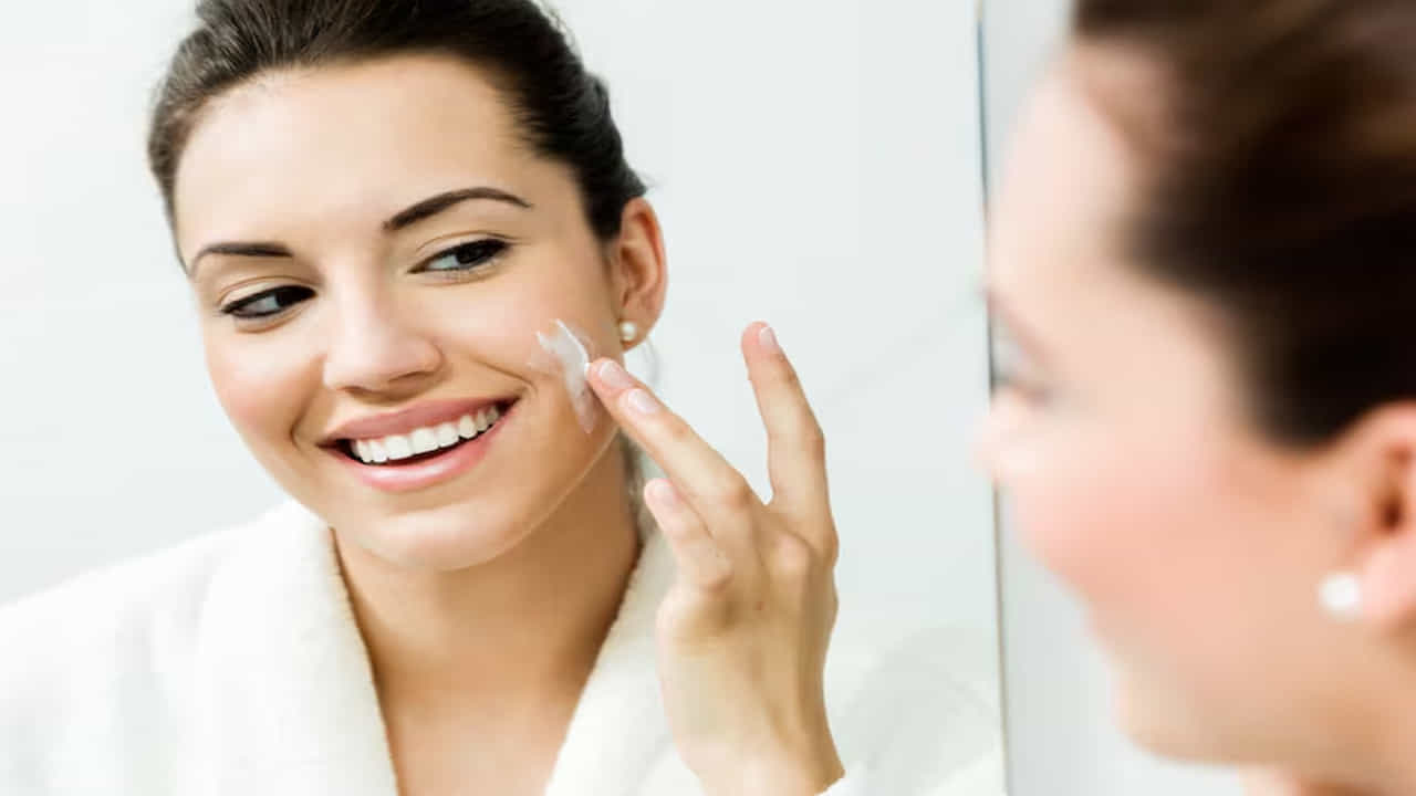 డార్క్ సర్కిల్స్ కోసం (Dark Circles): కళ్ళ కింద నలుపు తగ్గించడానికి తులసి ఆకుల రసాన్ని క్రమం తప్పకుండా రాస్తే మంచి ఫలితం ఉంటుంది. వారానికి రెండు సార్లు ఈ తులసి ఫేస్ ప్యాక్స్ను ప్రయత్నిస్తే, ఖరీదైన ఫేషియల్స్ అవసరం లేకుండానే మీ ముఖం ప్రకాశిస్తుంది.