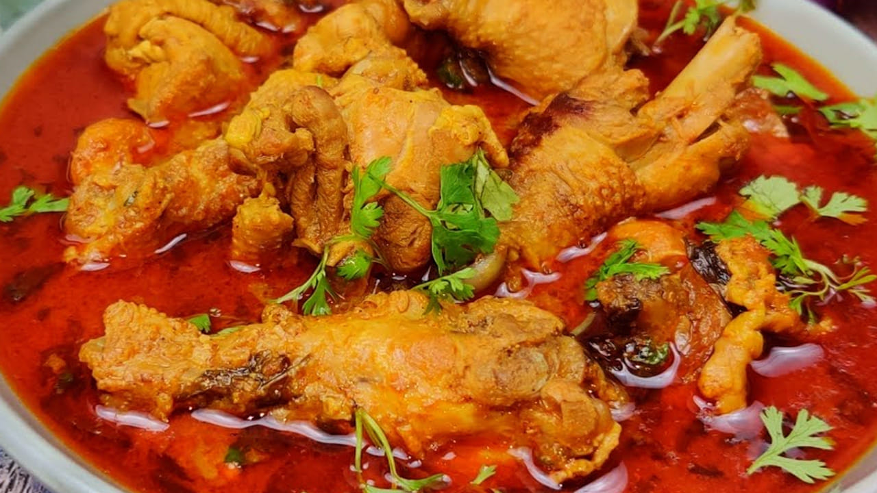 ఆ తర్వాత  దానిలో కట్ చేసిన ఉల్లిపాయ ముక్కలు, పచ్చిమిర్చి , టమోటా ముక్కలు వేసి మగ్గించాలి. మ్యారినేట్ చేసిన టర్కీ మాంసాన్ని దానిలో వేసి, మూత పెట్టి రెండు గ్లాస్ ల నీళ్ళు పోసి మీడియం మంటపై బాగా ఉడికించాలి.