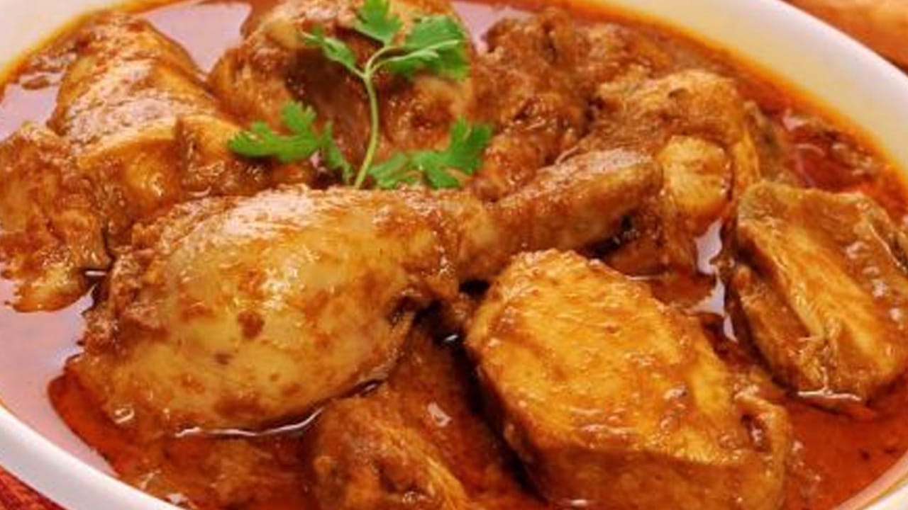 మీకు గ్రేవీ కావాలనుకుంటే అర గ్లాస్ కొబ్బరి పాలు పోసి కూరలో మిక్స్ అయ్యే వరకు స్టవ్ మీదే ఉంచాలి. దించే ముందు అర కట్ట కొత్తిమీర వేసి కిందకు దించేయండి.