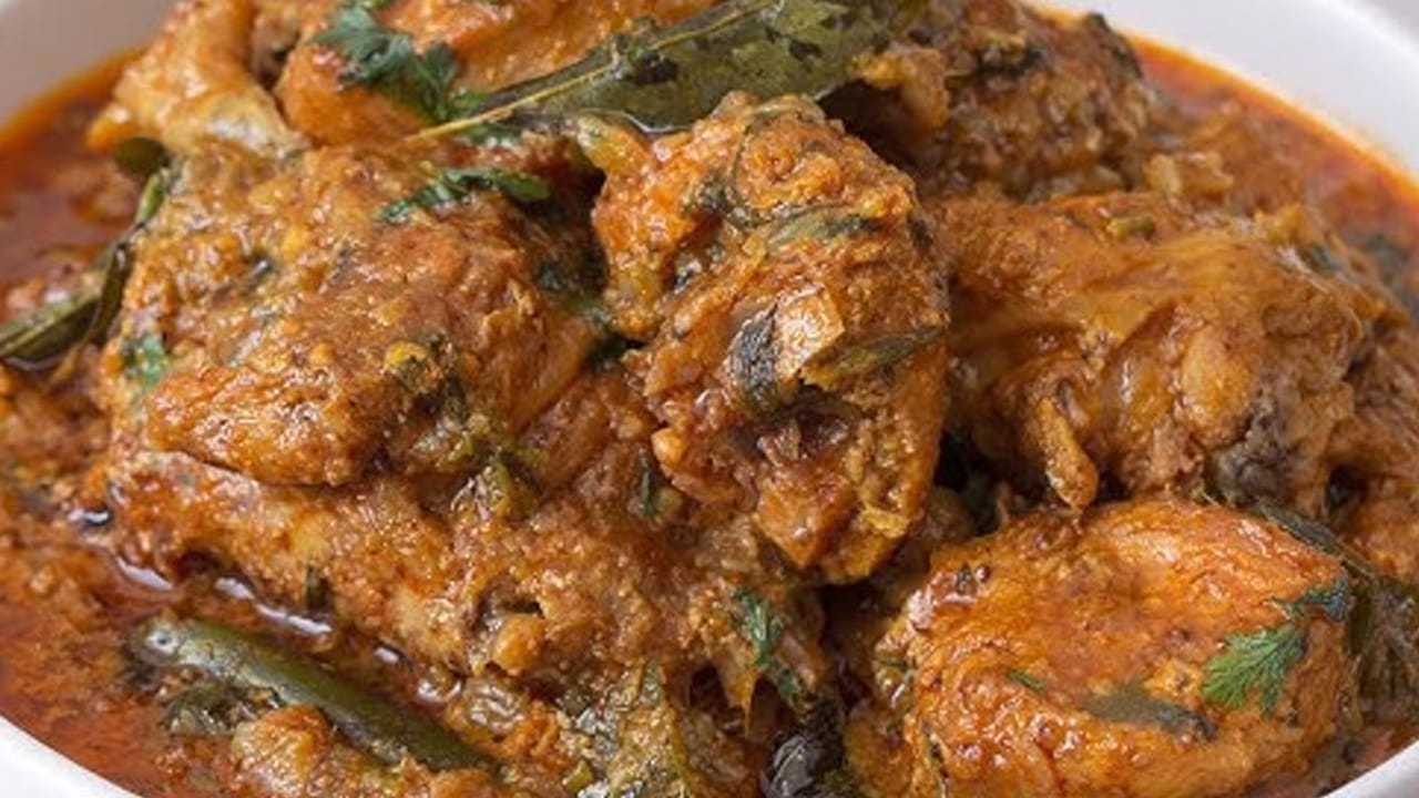 ఇప్పుడు గ్యాస్ స్టవ్ వెలిగించి పాన్ పెట్టి దానిలో ఆయిల్ వేసి దానిలో   బిర్యానీ ఆకులు , నాలుగు లవంగాలు, దాల్చినచెక్క వేసి బాగా వేయించాలి.
