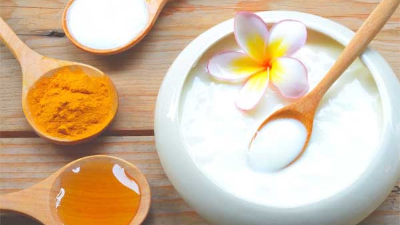 మీరు ఇంట్లోనే పసుపు ఫేస్ ప్యాక్ తయారు చేసుకోవాలి అనుకుంటే ముందుగా, ఒక గిన్నెలో ఒక టీస్పూన్ పసుపు పొడి తీసుకోండి. అదే గిన్నెలో రెండు టీస్పూన్ల శనగపిండి, కొద్దిగా పెరుగు కలపండి. రసాయనాలు లేని ఈ మూడు పదార్థాలను బాగా కలిపి మెత్తని పేస్ట్‌లా చేయండి.