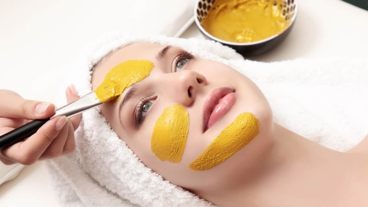 ఆ తర్వాత ఈ ఫేస్ ప్యాక్‌ను మీ ముఖం,  మెడ అంతటా పూర్తిగా అప్లై చేయండి. మీ చర్మం నిగారింపుగా మారేందుకు దాన్ని అలాగే ఒక 15 నుంచి 20 నిమిషాల పాటు అలాగే ఉంచి తర్వాత పూర్తిగా కడిగేయండి. ఇలా మీరు వారానికి ఒకటి లేదా రెండు సార్లు చేస్తే. మీ చర్మపై ఉన్న నల్ల మచ్చలు తొలగిపోయి. మెరిసే చర్మం మీ సొంతం అవుతుంది. 