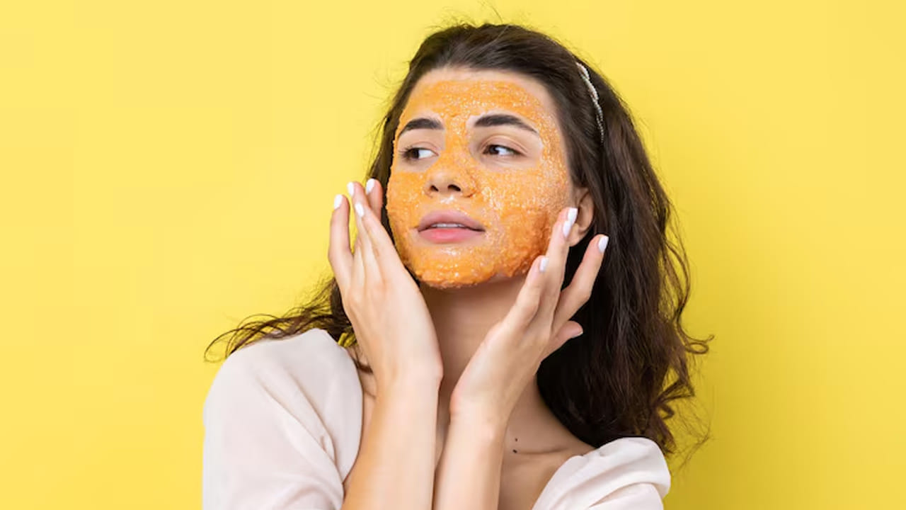 సన్‌టాన్ తొలగింపు: ఎండ వల్ల కమిలిన చర్మాన్ని సాధారణ స్థితికి తీసుకురావడంలో ఈ మిశ్రమం బాగా పనిచేస్తుంది. పసుపులోని యాంటీ బ్యాక్టీరియల్ గుణాలు మొటిమల వల్ల వచ్చే మచ్చలను క్రమంగా తగ్గిస్తాయి.
మీగడలో ఉండే కొవ్వు పదార్థాలు చర్మానికి అవసరమైన పోషణను అందిస్తాయి. ఇది చర్మం పొడిబారకుండా కాపాడుతుంది.