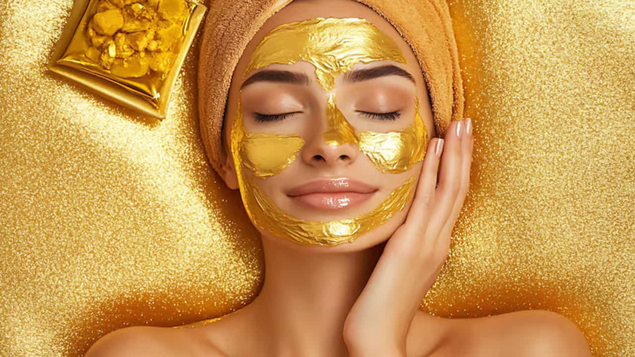 సహజమైన మెరుపు (Golden Glow): పసుపులో ఉండే 'కర్కుమిన్' చర్మంపై ఉన్న నలుపును (Pigmentation) తగ్గించి, ముఖానికి ఒక రకమైన బంగారు ఛాయను ఇస్తుంది. ఈ మిశ్రమాన్ని స్క్రబ్లా వాడటం వల్ల చర్మంపై ఉన్న మృతకణాలు తొలగిపోయి చర్మం తాజాగా మారుతుంది.