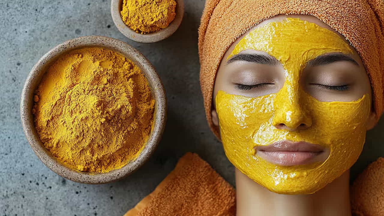 చర్మం తేమగా ఉంటుంది (Deep Moisturizing): పాల మీగడలో సహజ సిద్ధమైన కొవ్వులు ఉంటాయి. ఇది చర్మం లోపలి పొరల వరకు వెళ్లి పోషణను అందిస్తుంది, ముఖ్యంగా పొడి చర్మం (Dry Skin) ఉన్నవారికి ఇది చాలా మేలు చేస్తుంది.