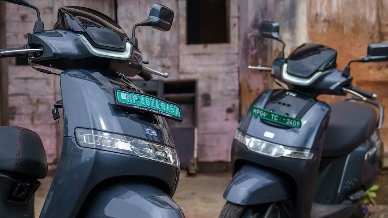 ప్రస్తుతం టీవీఎస్ ఐక్యూబ్ మూడు ప్రధాన వేరియంట్లలో లభిస్తోంది. బేస్ వేరియంట్ ఐక్యూబ్‌లో 2.2 kWh నుండి 3.5 kWh వరకు మూడు బ్యాటరీ ఆప్షన్లు ఉండగా ఇవి 94 కి.మీ నుండి 145 కి.మీ వరకు రేంజ్ అందిస్తాయి. ఇక ఐక్యూబ్ S వేరియంట్ 145 కి.మీ రేంజ్‌ను, హై-ఎండ్ వేరియంట్ అయిన ఐక్యూబ్ ST ఏకంగా 5.3 kWh బ్యాటరీతో 212 కి.మీల అత్యుత్తమ రేంజ్‌ను అందిస్తున్నాయి.

