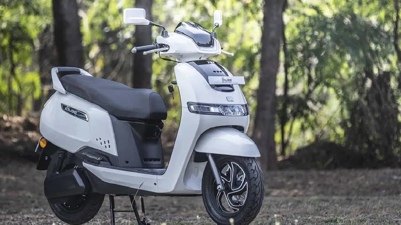 ప్రముఖ వాహన తయారీ సంస్థ టీవీఎస్ మోటార్స్ ఎలక్ట్రిక్ స్కూటర్ల విభాగంలో సరికొత్త రికార్డును సృష్టించింది. ఆ సంస్థ ప్రతిష్టాత్మకంగా తీసుకొచ్చిన టీవీఎస్ ఐక్యూబ్ అమ్మకాలు ఫిబ్రవరిలో భారీగా పెరిగాయి. రుస్లాన్ వెబ్సైట్ విడుదల చేసిన తాజా గణాంకాల ప్రకారం.. గతేడాది కంటే ఈసారి ఐక్యూబ్ అమ్మకాలు ఊహించని స్థాయిలో పుంజుకున్నాయి.
