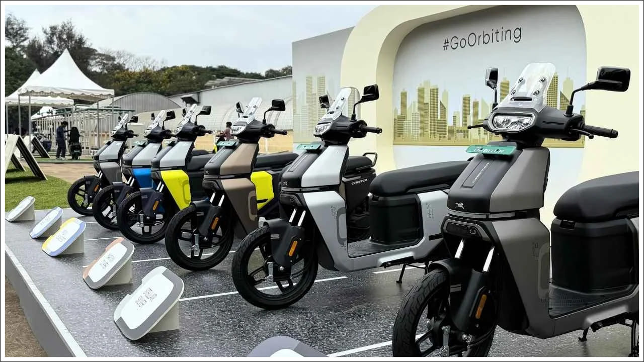  Electric Scooter: భారతదేశంలో ఎలక్ట్రిక్ ద్విచక్ర వాహన మార్కెట్ వేగంగా అభివృద్ధి చెందుతోంది. కంపెనీలు వినియోగదారులకు సరసమైన ఎంపికలను అందించడానికి ప్రయత్నిస్తున్నాయి. ఈ విషయంలో TVS మోటార్ కంపెనీ ఆర్బిటర్ V1 అనే కొత్త ఎలక్ట్రిక్ స్కూటర్‌ను విడుదల చేసింది. కంపెనీ బ్యాటరీ యాజ్ ఎ సర్వీస్ మోడల్‌ను కూడా ప్రవేశపెట్టింది. ఇది స్కూటర్ ప్రారంభ ధరను గణనీయంగా తగ్గించింది. ఈ మోడల్‌తో TVS ఎలక్ట్రిక్ స్కూటర్ ప్రారంభ ధర రూ.49,999. ఈ స్కూటర్ ప్రత్యేకంగా రోజువారీ నగర వినియోగం కోసం రూపొందించింది కంపెనీ. ఈ కొత్త మోడల్ ఎలక్ట్రిక్ మొబిలిటీకి ఎక్కువ మందిని ఆకర్షిస్తుందని కంపెనీ విశ్వసిస్తుంది.