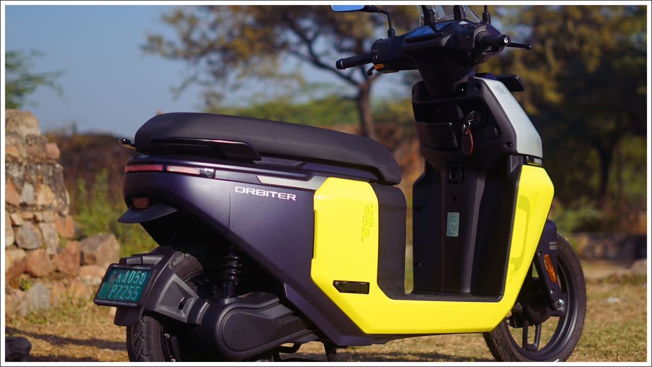 టీవీఎస్ ఆర్బిటర్ V1: టీవీఎస్ ఆర్బిటర్ V1 కంపెనీ ఎలక్ట్రిక్ స్కూటర్ పోర్ట్‌ఫోలియోలో అత్యంత సరసమైన మోడల్‌గా మారింది. బ్యాటరీ యాజ్ ఎ సర్వీస్ మోడల్‌తో దీని ప్రారంభ ధర రూ.49,999. కస్టమర్లు విడిగా సబ్‌స్క్రైబ్ చేయడానికి బదులుగా బ్యాటరీని పూర్తిగా కొనుగోలు చేయాలని ఎంచుకుంటే, స్కూటర్ ధర రూ.84,500. బ్యాటరీని వేరు చేయడం వల్ల వాహనాన్ని కొనుగోలు చేసే ప్రారంభ ఖర్చును తగ్గించవచ్చని కంపెనీ చెబుతోంది. ఆర్బిటర్ సిరీస్‌లో ఇప్పుడు రెండు వేరియంట్‌లు ఉన్నాయి: V1, V2.