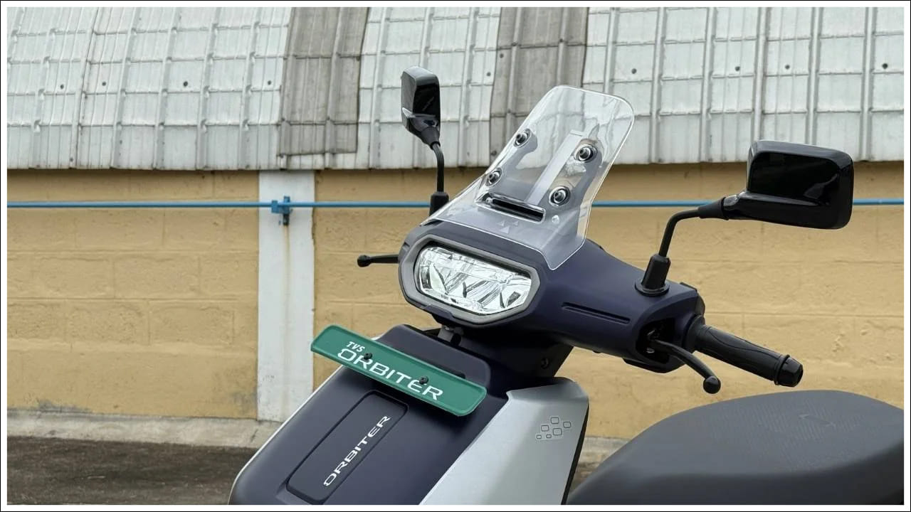  డిజైన్ పై దృష్టి : ఈ స్కూటర్ రోజువారీ వాడకాన్ని దృష్టిలో ఉంచుకుని రూపొందించారు. ఇది ఫ్లాట్ 845mm సీటును కలిగి ఉంది. ఇది రైడర్, పిలియన్ ఇద్దరికీ సౌకర్యాన్ని అందిస్తుంది. 290mm నిటారుగా ఉన్న ఫుట్‌బోర్డ్ తగినంత లెగ్‌రూమ్‌ను అందిస్తుంది. స్కూటర్ విస్తృత హ్యాండిల్‌బార్‌ను కలిగి ఉంది. ఇది సౌకర్యవంతమైన రైడింగ్ స్థానాన్ని అందిస్తుంది. అదనంగా, 34 లీటర్ల అండర్-సీట్ స్టోరేజ్ ఉంది. ఇందులో రెండు హెల్మెట్‌లను ఉంచుకోవచ్చు.