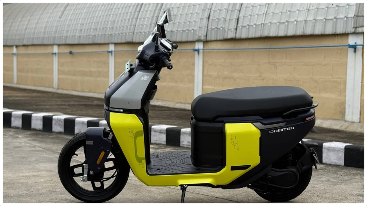  భద్రతా లక్షణాలు: TVS ఆర్బిటర్ V1 అనేక స్మార్ట్, కనెక్ట్ చేసిన లక్షణాలను కలిగి ఉంది. ఇది మొబైల్ యాప్‌కి కనెక్ట్ అవుతుంది. దీని వలన వినియోగదారులు బ్యాటరీ ఛార్జ్, ఓడోమీటర్ వంటి సమాచారాన్ని రిమోట్‌గా వీక్షించవచ్చు. స్కూటర్ క్రాష్ అలర్ట్, ఫాల్ అలర్ట్, యాంటీ-థెఫ్ట్ వంటి భద్రతా లక్షణాలను కూడా కలిగి ఉంది. జియో-ఫెన్సింగ్, టైమ్ ఫెన్సింగ్ వంటి లక్షణాలు కూడా అందుబాటులో ఉన్నాయి. LCD డిజిటల్ క్లస్టర్ కాల్, సందేశ సమాచారాన్ని కూడా ప్రదర్శిస్తుంది.