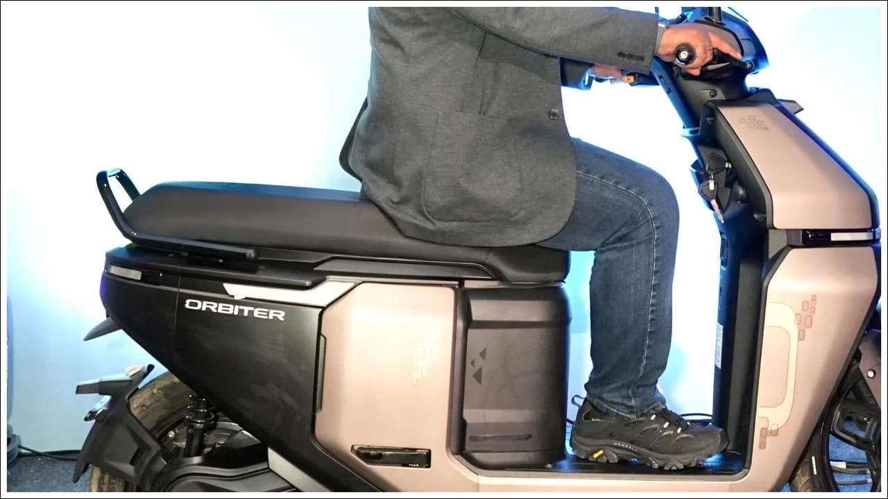  రైడింగ్ మోడ్‌లు, అధునాతన సాంకేతికత: ఈ ఎలక్ట్రిక్ స్కూటర్ రైడింగ్‌ను సులభతరం చేయడానికి అనేక అధునాతన లక్షణాలను కలిగి ఉంది. వీటిలో హిల్ హోల్డ్ అసిస్ట్, క్రూయిజ్ కంట్రోల్ మరియు పార్కింగ్ అసిస్ట్ ఉన్నాయి. ఈ స్కూటర్ రెండు రైడ్ మోడ్‌లను కూడా అందిస్తుంది: ఎకో, పవర్. బ్రేకింగ్ చేసేటప్పుడు బ్యాటరీని రీఛార్జ్ చేయడంలో సహాయపడే రీజెనరేటివ్ బ్రేకింగ్ సిస్టమ్ కూడా ఇందులో ఉంది. ఈ స్కూటర్ ఓవర్-ది-ఎయిర్ సాఫ్ట్‌వేర్ అప్‌డేట్‌లకు కూడా మద్దతు ఇస్తుంది.