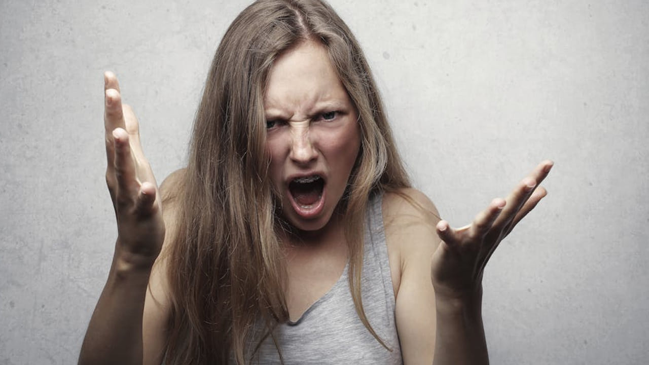 కోపం తెచ్చుకోకండి : ఉగాది రోజున  ఎవరి మీద అస్సలు కోపం తెచ్చుకోకూడదు. అలా చేస్తే దేవుడు మీ జీవితం మీద కోప పడతాడు. అలాగే, ఆ రోజున ఎన్ని బాధలు వచ్చినా కన్నీరు పెట్టకండి నవ్వుతూనే ఉండండి.   