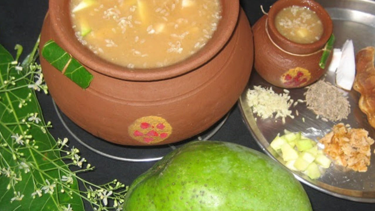 మరో రెండు రోజుల్లో ఉగాది పండుగను జరుపుకోనున్నారు. ఈ పండుగ రోజు అందరికి ముందు గుర్తొచ్చేది ఉగాది పచ్చడి.  ఆరు రుచులతో ఈ పచ్చడిని ప్రత్యేకంగా తయారు చేస్తారు. ఏడాది మొత్తం లాభ నష్టాలు, మంచి చెడులను ఒకే తీరుగా తీసుకోవాలనే ముఖ్య  
 ఉద్దేశంతో ఉగాది పచ్చడిని తయారు  చేస్తారు. 