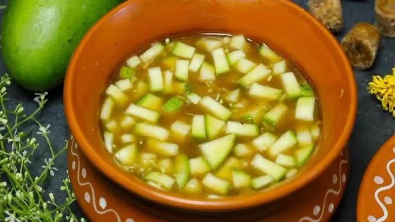 ఉగాది పచ్చడి తీపి, పులుపు, ఉప్పు, కారం, చేదు, వగరు అనే ఆరు రుచులు లతో తయారు చేస్తారు. ఈ రుచులు కోసం వేపపువ్వు , చెరకు, అరటిపళ్ళు, మామిడికాయలు, చింతపండు, జామకాయ, బెల్లం మొదలైనవి వాడతారు. హిందువులు అత్యంత విశిష్టమైన ఉగాది పండుగను ఆంధ్రప్రదేశ్, తెలంగాణ, కర్ణాటక, తమిళనాడు, కర్ణాటక తదితర ప్రాంతాల్లో వైభవంగా జరుపుతారు.