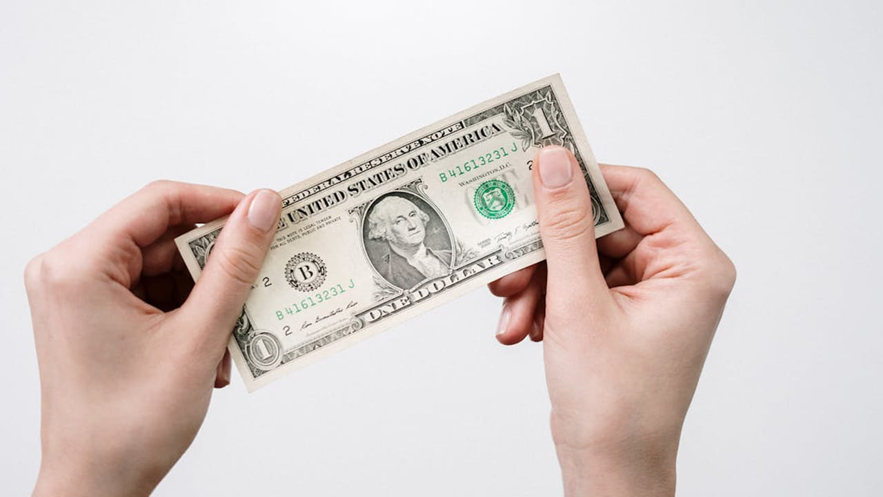 అప్పు ఎవరికి ఇవ్వొద్దు: ఉగాది రోజు డబ్బు ఎవరు అడిగినా కూడా అస్సలు ఇవ్వకండి. ఇలా చేస్తే మీ దగ్గర డబ్బు లేకుండా పోతుంది.  దయచేసి ఇలా మాత్రం అస్సలు చేయకండి.