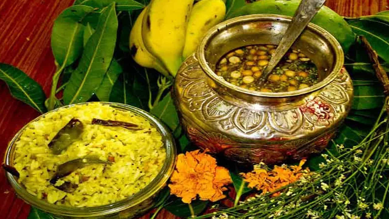 ఉగాది నాడు ధరించాల్సిన శుభరంగులు..
ఆకుపచ్చ: ప్రకృతికి ప్రతీక అయిన ఈ రంగు కొత్త ఆరంభాలు, అభివృద్ధిని సూచిస్తుంది. ఆకుపచ్చ దుస్తులు ధరించడం వల్ల శుభ ఫలితాలు కలుగుతాయని నమ్మకం.
పసుపు: మంగళకరమైన రంగు. పూజలలో పసుపు ప్రత్యేక స్థానం కలిగి ఉంటుంది. ఈ రంగు సంపద, ఆరోగ్యం, ఆనందాన్ని సూచిస్తుంది. ఉగాది నాడు పసుపు రంగు దుస్తులు ధరించడం ఎంతో శుభప్రదం.
ఎరుపు: శక్తి, ఉత్సాహానికి సంకేతం. ఈ రంగు దుస్తులు ధరించడం వల్ల ఉత్సాహం పెరిగి, రోజంతా ఉల్లాసంగా గడుస్తుంది.
తెలుపు లేదా క్రీమ్: ప్రశాంతత, పవిత్రతకు సూచిక. కొత్త సంవత్సరాన్ని శాంతంగా ప్రారంభించాలని భావించే వారికి ఇవి సరైన ఎంపిక.
కాషాయం: ఆధ్యాత్మికతకు ప్రతీక. దేవాలయ దర్శనాలు లేదా ఇంటి పూజల సమయంలో ఈ రంగు ధరించడం శుభప్రదంగా భావిస్తారు.