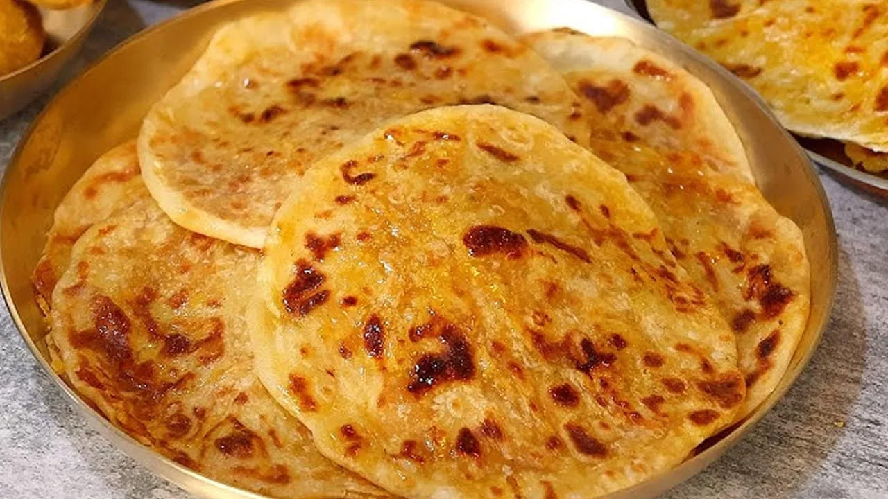 భక్ష్యాలు, పూర్ణం బూరెలు : భక్ష్యాలు, ఉగాది రోజు ప్రతి తెలుగింటి వారిలో తప్పకుండా  భక్ష్యాలు ఉంటాయి. శనగ పిండి, బెల్లం, మైదా పిండితో వీటిని తయారు చేస్తారు. ఇవి కూడా ఆరోగ్యానికి చాలా మంచిది. అందువలన ఉగాది రోజున తప్పకుండా ఈ భక్ష్యాలను చేసుకోవాలంట.