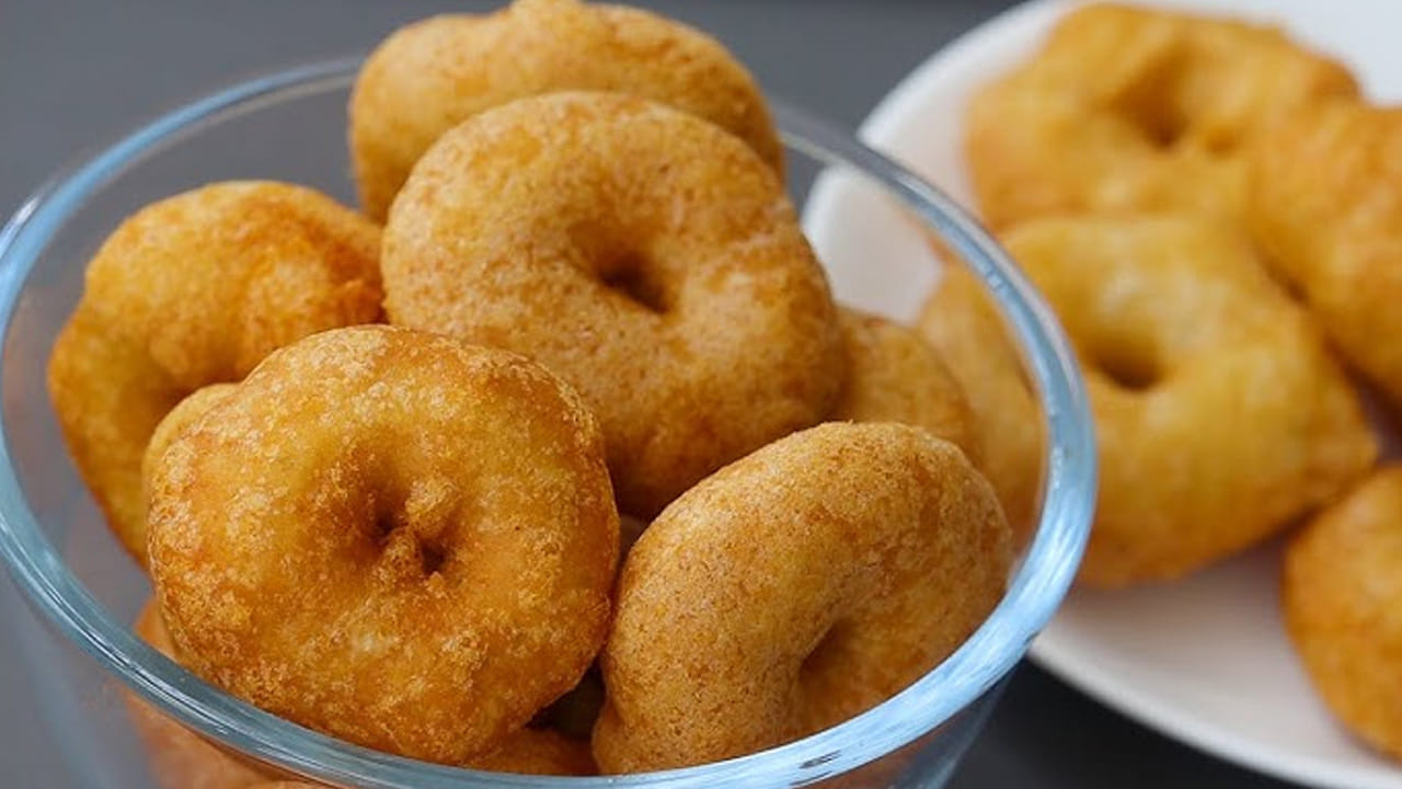 గారెలు : మినప గారెలు ఏ  పండుగలోనైనా తప్పకుండా ఉండాల్సిందే. మినపప్పు ప్రోటీన్‌కు గొప్ప మూలం. అయితే ఉగాది పండుగ రోజున మినప గారెలు చేసుకొని, కొబ్బరి చట్నీతో తింటే టేస్ట్ అదిరి పోతుంది. అంతే కాకుండా, ఇంటిలోని వారు, పిల్లలు వీటిని చాలా ఇష్టంగా తింటారు.