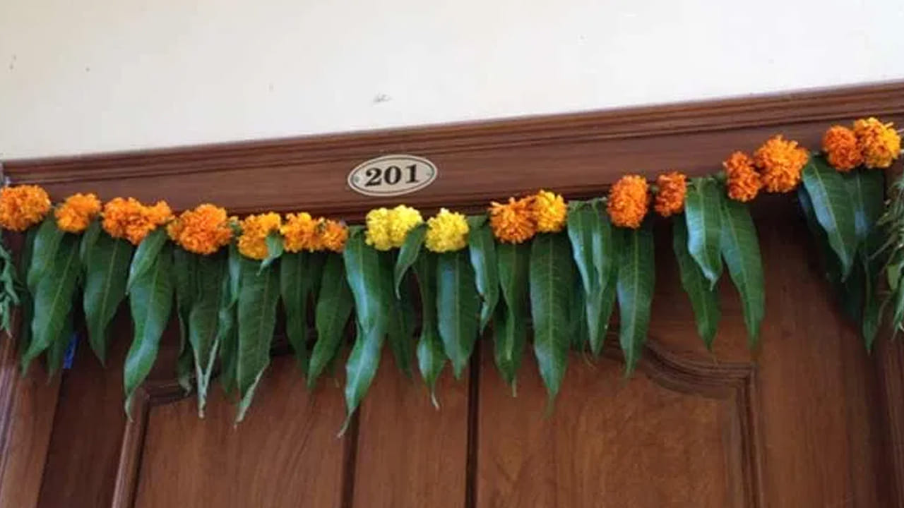 అదేవిధంగా, ఉగాది నాడు కొత్త బట్టలు ధరించడం వెనుక ఒక సాంప్రదాయం ఉంది. పూర్వం ఇంటి పురోహితుడు, చాకలి, మంగలి, పనివారితో సహా ఇంటికి సేవలు అందించే వారందరికీ ఉగాది రోజున కొత్త వస్త్రాలు ఇచ్చేవారు. అలాగే, అత్తవారింటికి వెళ్ళిన ఆడపిల్లలను, అల్లుళ్లను ఇంటికి ఆహ్వానించి, వారికి నూతన వస్త్రాలు బహుమతిగా ఇవ్వడం ఒక ఆచారంగా ఉండేది. ఈ ఆచారం నుండే మనం కూడా కొత్త వస్త్రాలు ధరించే సాంప్రదాయం వచ్చింది. ఇది ఇతరులకు బహుమతులు ఇవ్వడం ద్వారా ఆనందాన్ని పంచుకునే సంస్కృతికి ప్రతీక.