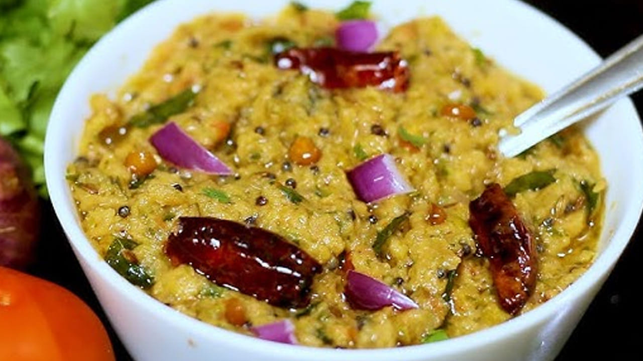 తెలుగు రాష్ట్రాల్లో ఉల్లిపాయ పచ్చడి చాలా ఫేమస్. దీనిని ఎక్కువగా అన్నం, టిఫిన్స్ లో ఎక్కువగా తింటారు. ఇది రుచికి అద్భుతంగా ఉంటుంది. దీనికి ఎక్కువ సమయం కూడా పట్టదు. 5 నుంచి 10 నిమిషాల్లో లోపే అయిపోతోంది.