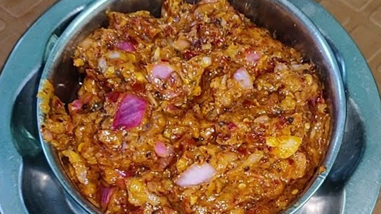 కావాల్సిన పదార్దాలు : 4 ఉల్లిపాయలు, 10 ఎండుమిర్చి, నిమ్మకాయంత చింతపండు, రుచికి సరిపడా ఉప్పు, ఒక టేబుల్ స్పూన్ కారం, అర టీ స్పూన్ పసుపు, పోపు గింజలు, కరివేపాకు, నూనెను తీసుకోవాలి.