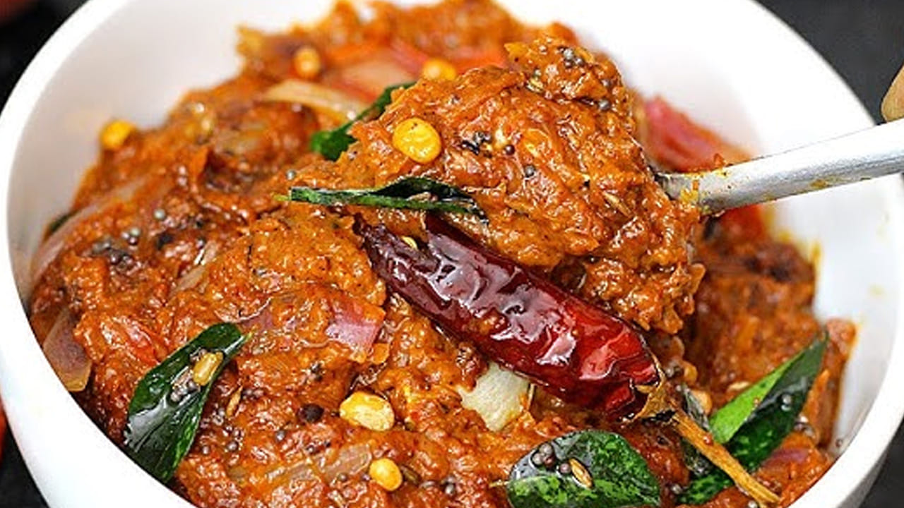 ఉల్లిపాయ పచ్చడి ఎలా తయారు చేయాలంటే ముందుగా గ్యాస్ స్టవ్ వెలిగించి పాన్ లో ఆయిల్ వేసి, అది వేడయ్యాక దానిలో ఉల్లిపాయ ముక్కలు, ఎండుమిర్చి ముక్కలు , కొద్దిగా చింతపండు, 7 వెల్లుల్లి పాయలు వేసి మెత్తగా అయ్యే వరకు బాగా వేయించాలి.